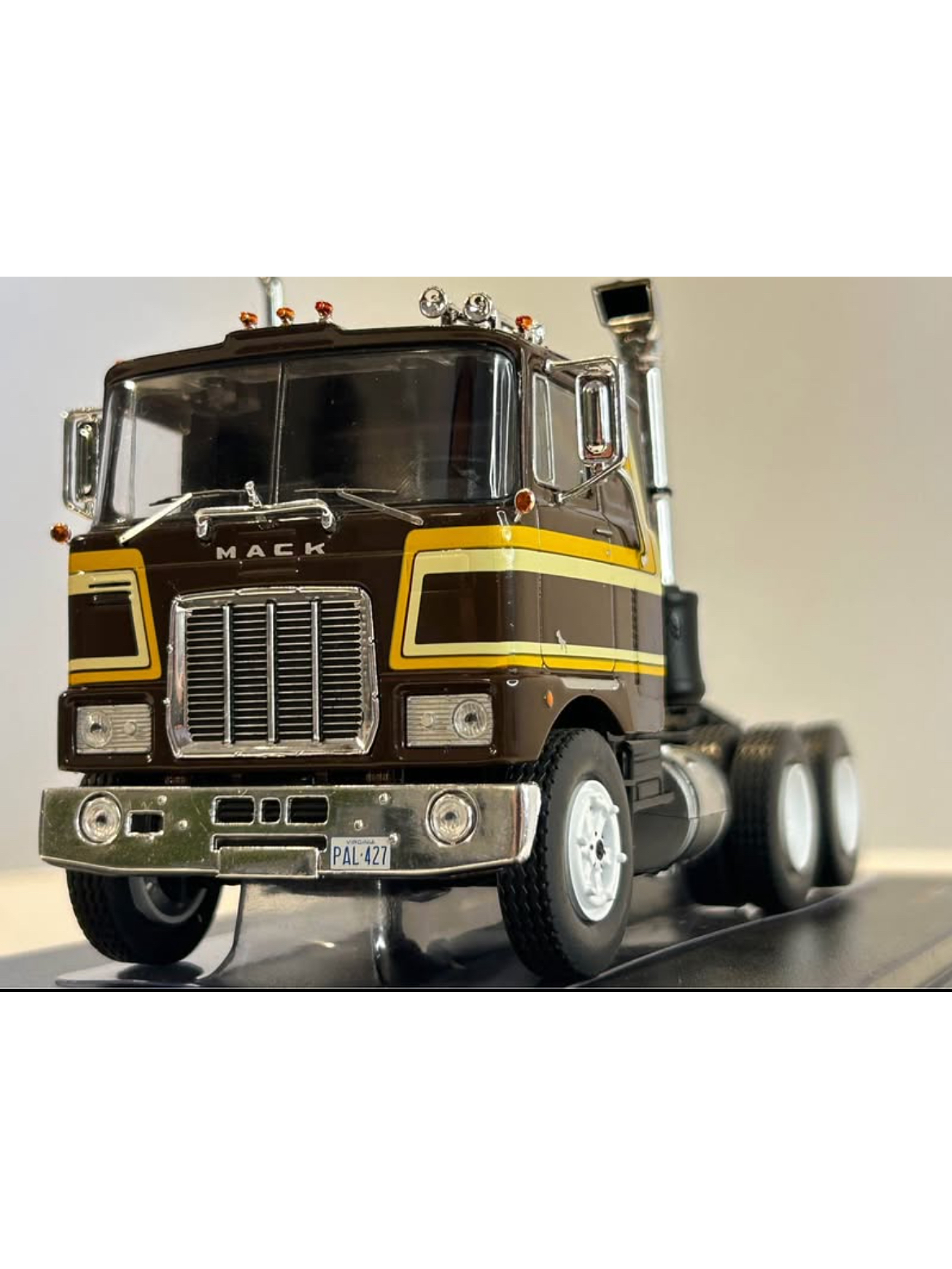 Camión Mack Serie F 1977 – Ixo Models. Escala 1:43 1