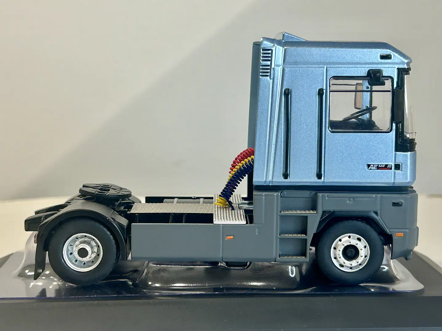 Camión Renault Magnum AE 520 Ti 1994 | IXO 1:43 4