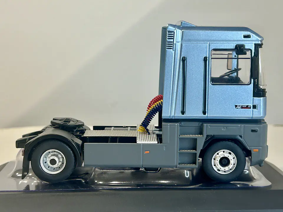 Camión Renault Magnum AE 520 Ti 1994 | IXO 1:43 4