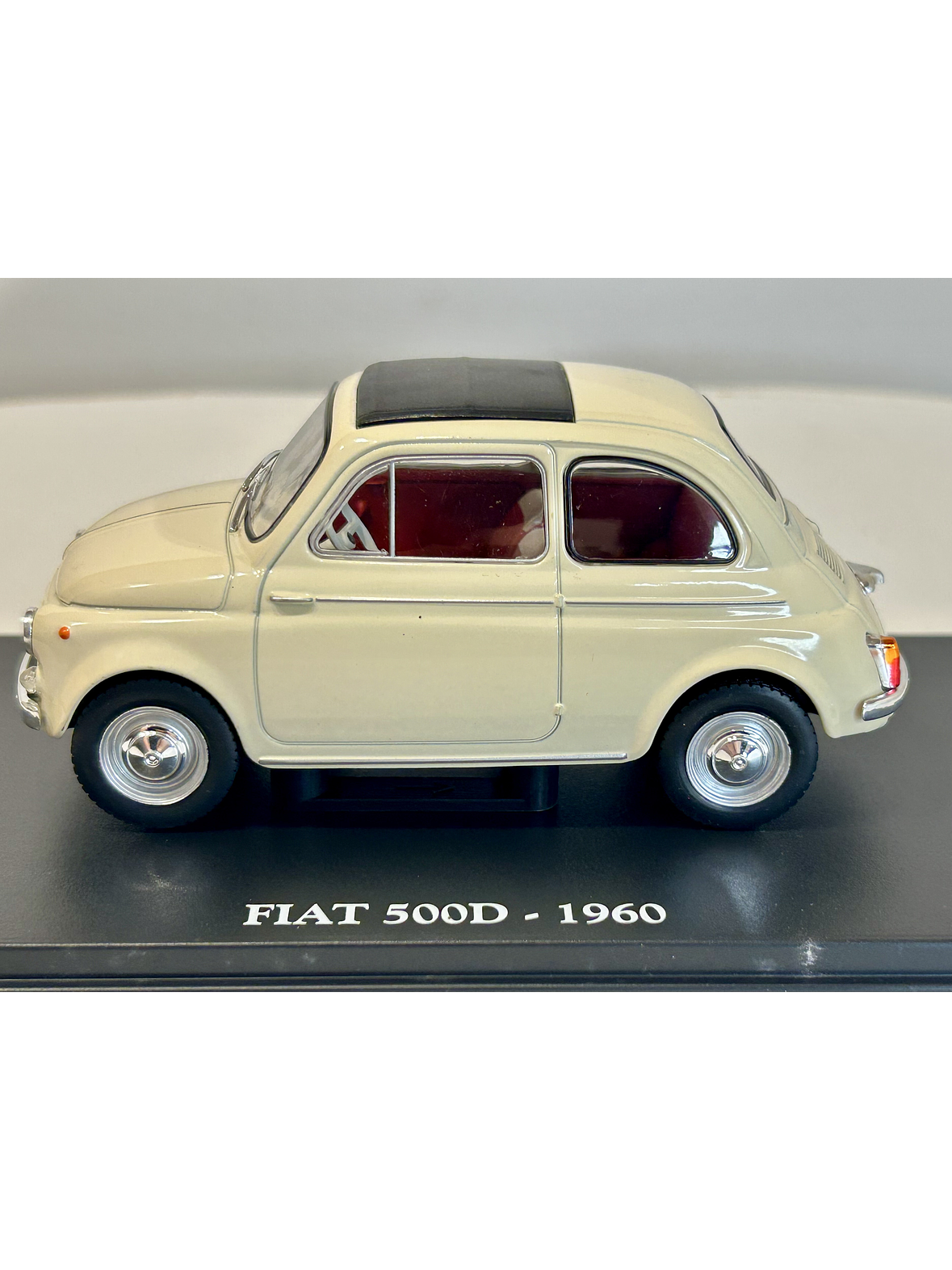 Fiat 500D 1960 beige claro 1:24 – Citycar italiano clásico con techo de lona y placas Torino 8