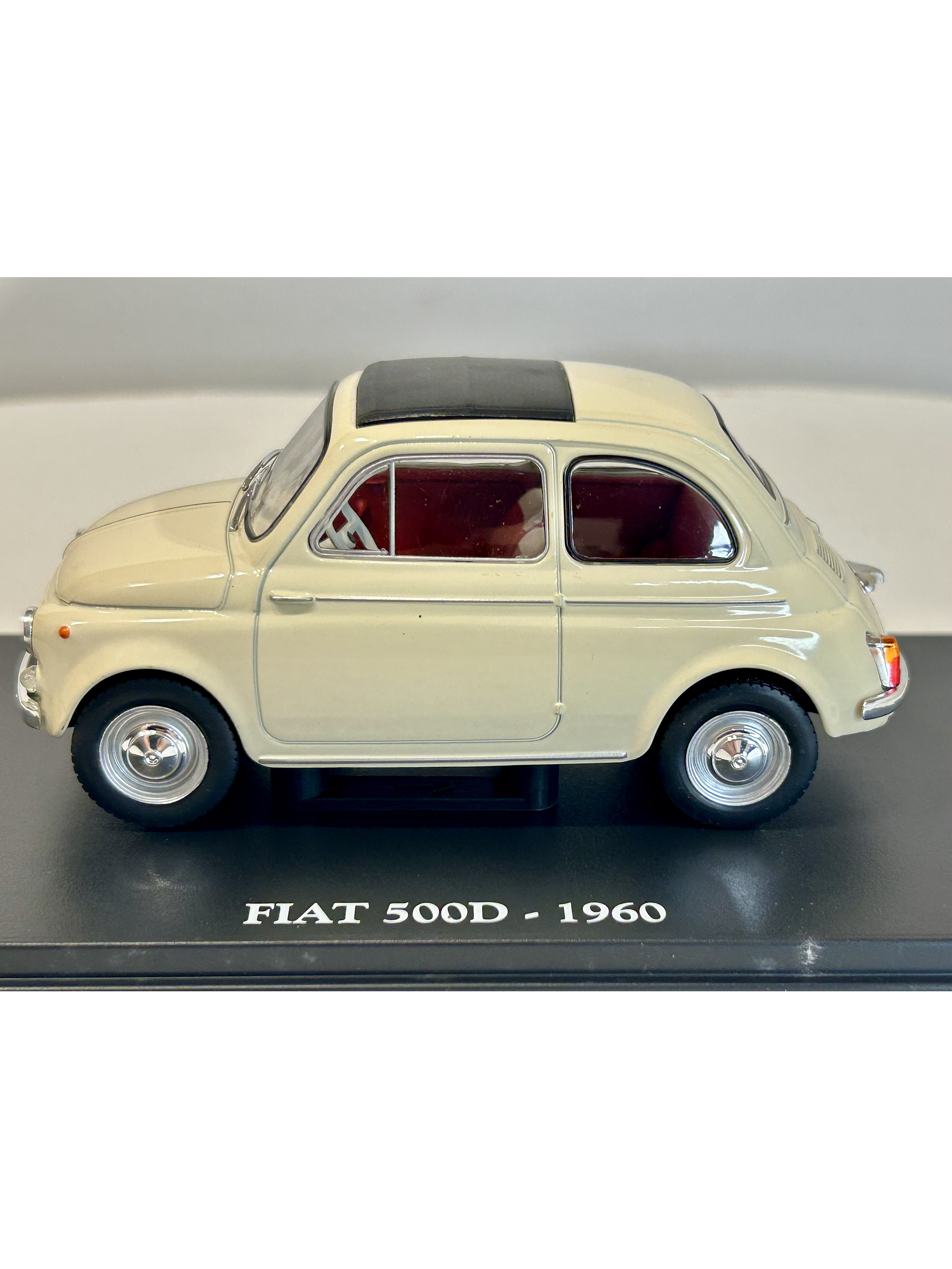 Fiat 500D 1960 beige claro 1:24 – Citycar italiano clásico con techo de lona y placas Torino 8