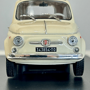 Fiat 500D 1960 beige claro 1:24 – Citycar italiano clásico con techo de lona y placas Torino