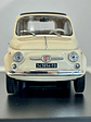 Fiat 500D 1960 beige claro 1:24 – Citycar italiano clásico con techo de lona y placas Torino - Miniatura 2