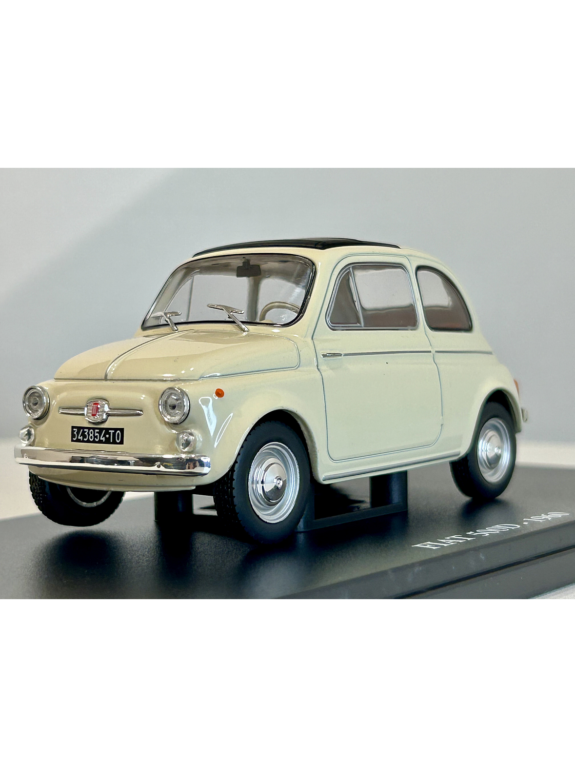Fiat 500D 1960 beige claro 1:24 – Citycar italiano clásico con techo de lona y placas Torino 1