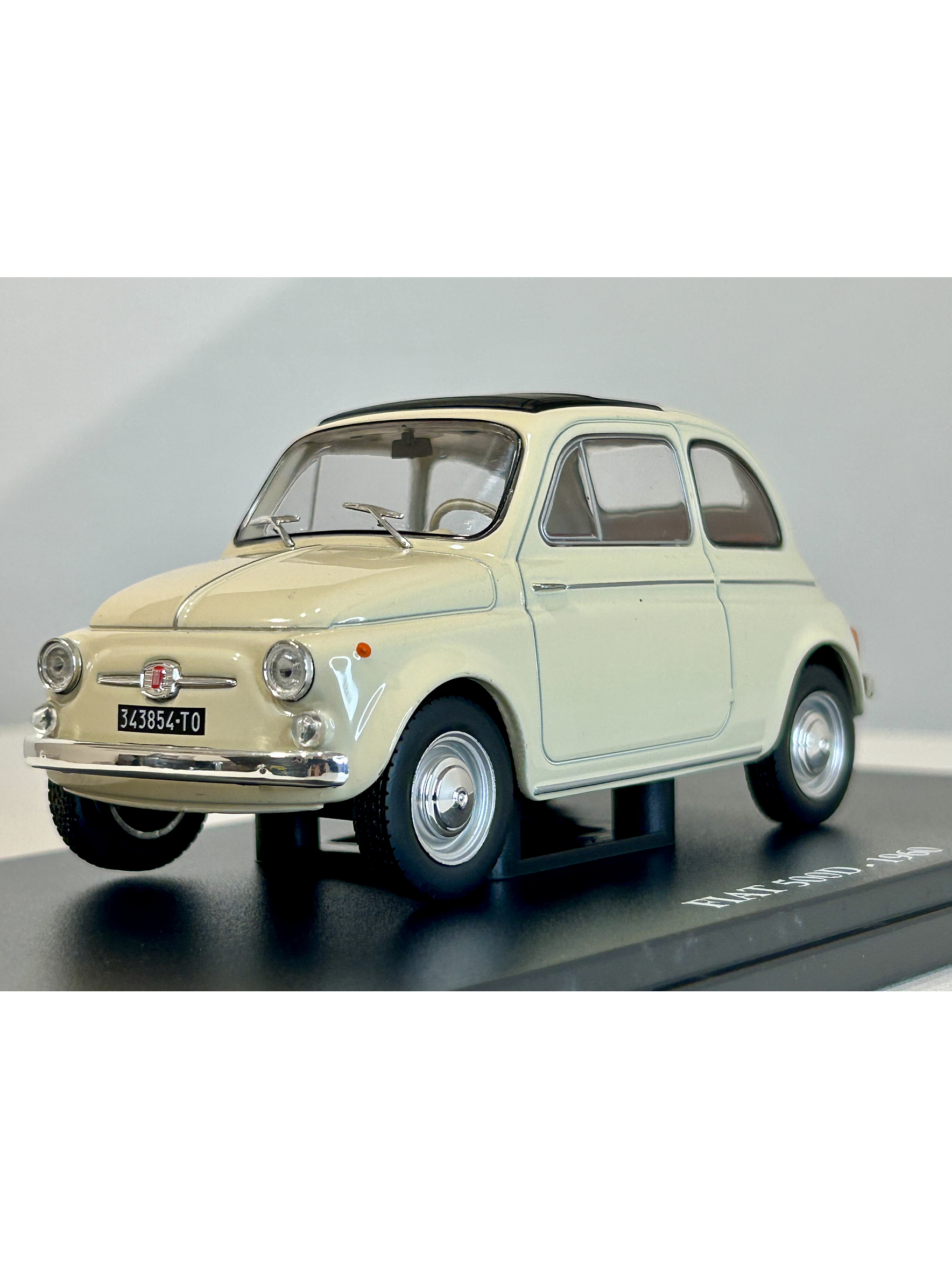 Fiat 500D 1960 beige claro 1:24 – Citycar italiano clásico con techo de lona y placas Torino 1