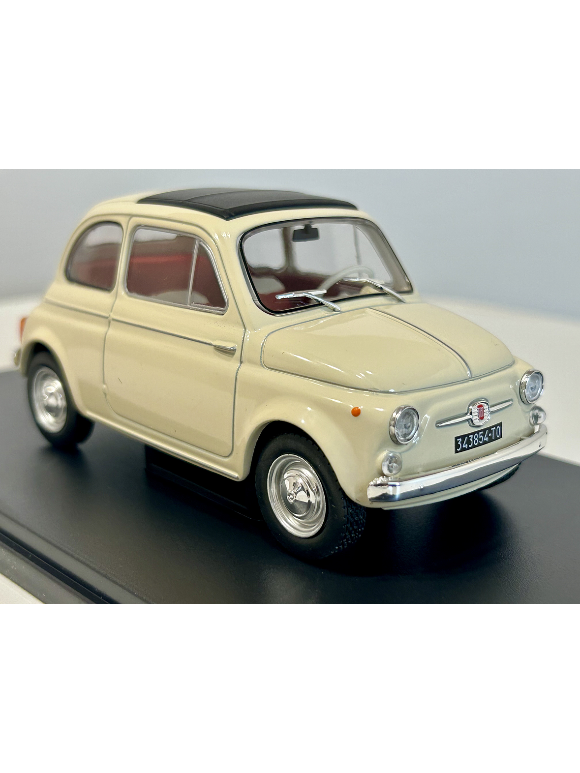 Fiat 500D 1960 beige claro 1:24 – Citycar italiano clásico con techo de lona y placas Torino 3