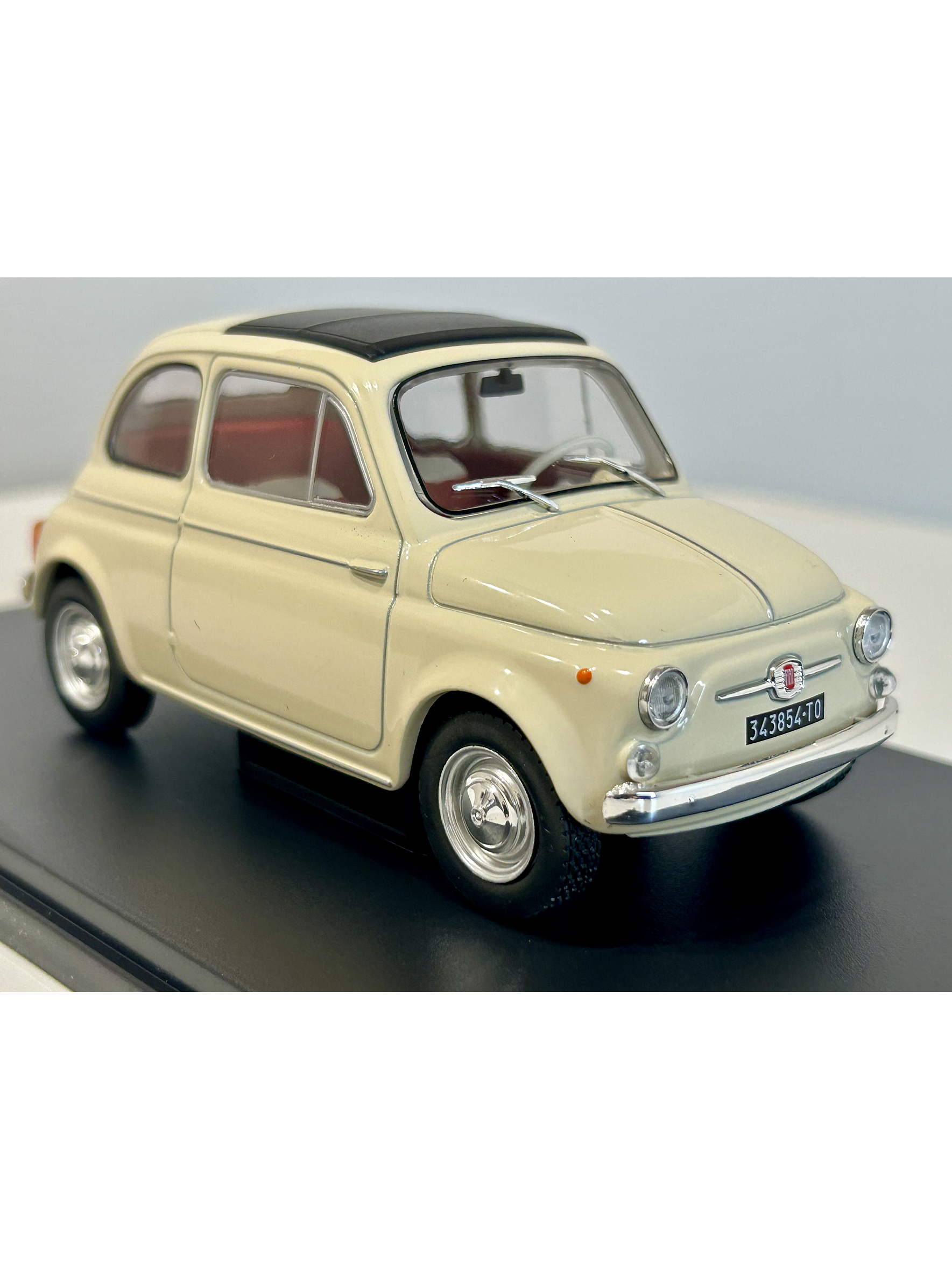 Fiat 500D 1960 beige claro 1:24 – Citycar italiano clásico con techo de lona y placas Torino 3