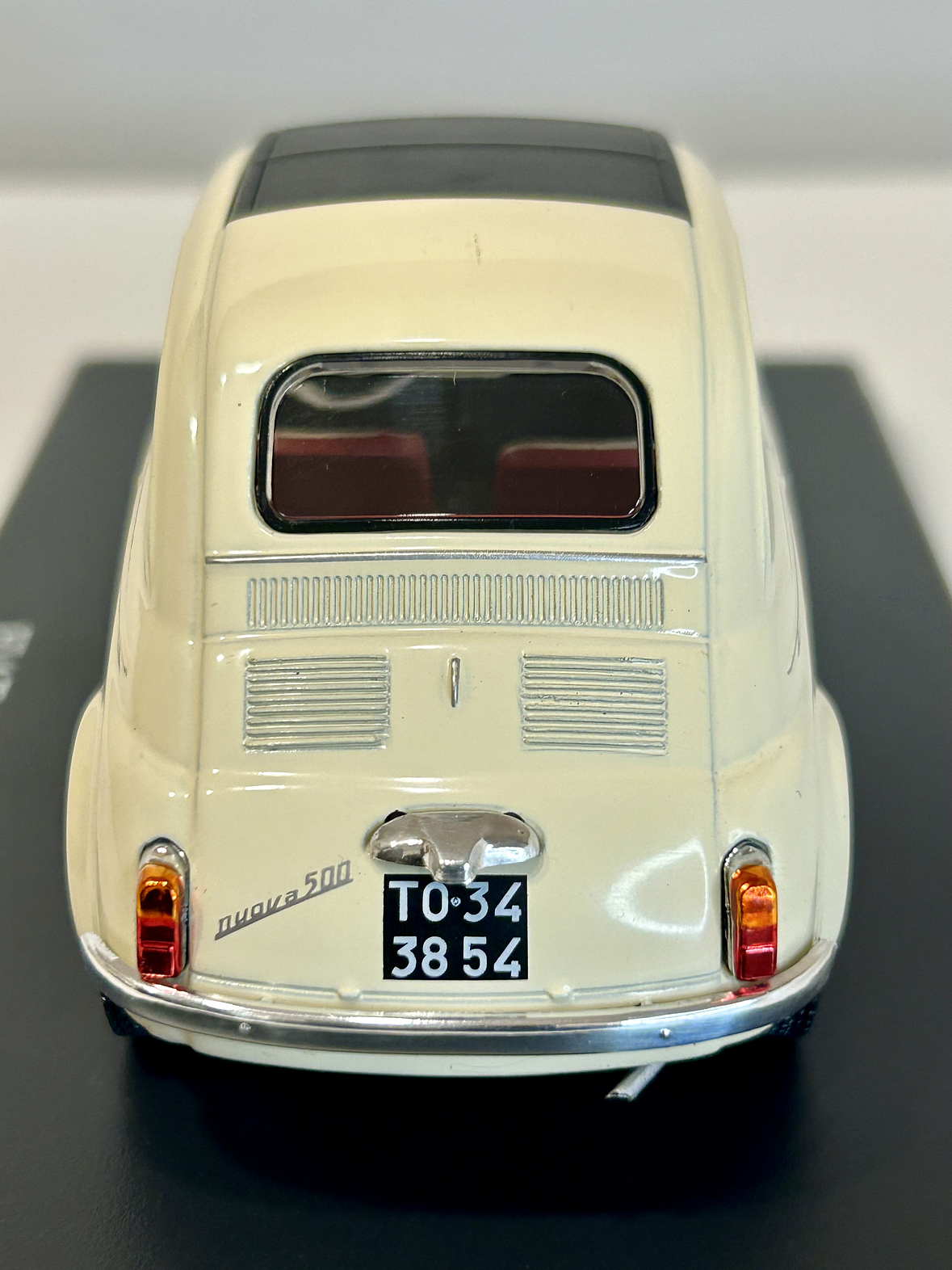 Fiat 500D 1960 beige claro 1:24 – Citycar italiano clásico con techo de lona y placas Torino 6
