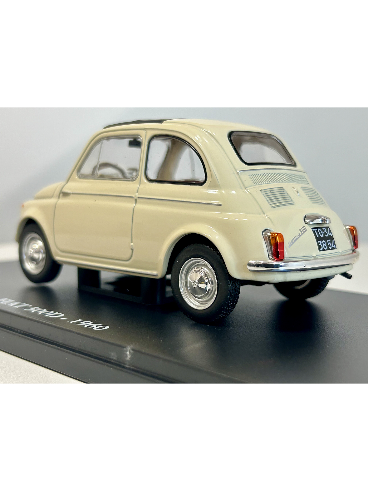 Fiat 500D 1960 beige claro 1:24 – Citycar italiano clásico con techo de lona y placas Torino 7