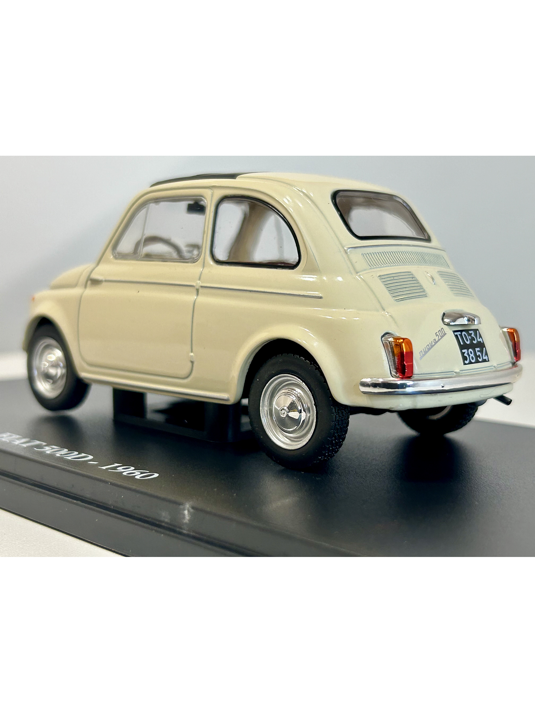 Fiat 500D 1960 beige claro 1:24 – Citycar italiano clásico con techo de lona y placas Torino 7