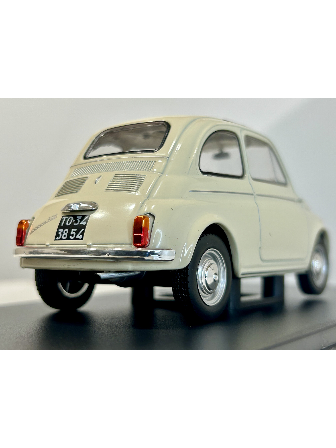 Fiat 500D 1960 beige claro 1:24 – Citycar italiano clásico con techo de lona y placas Torino 5