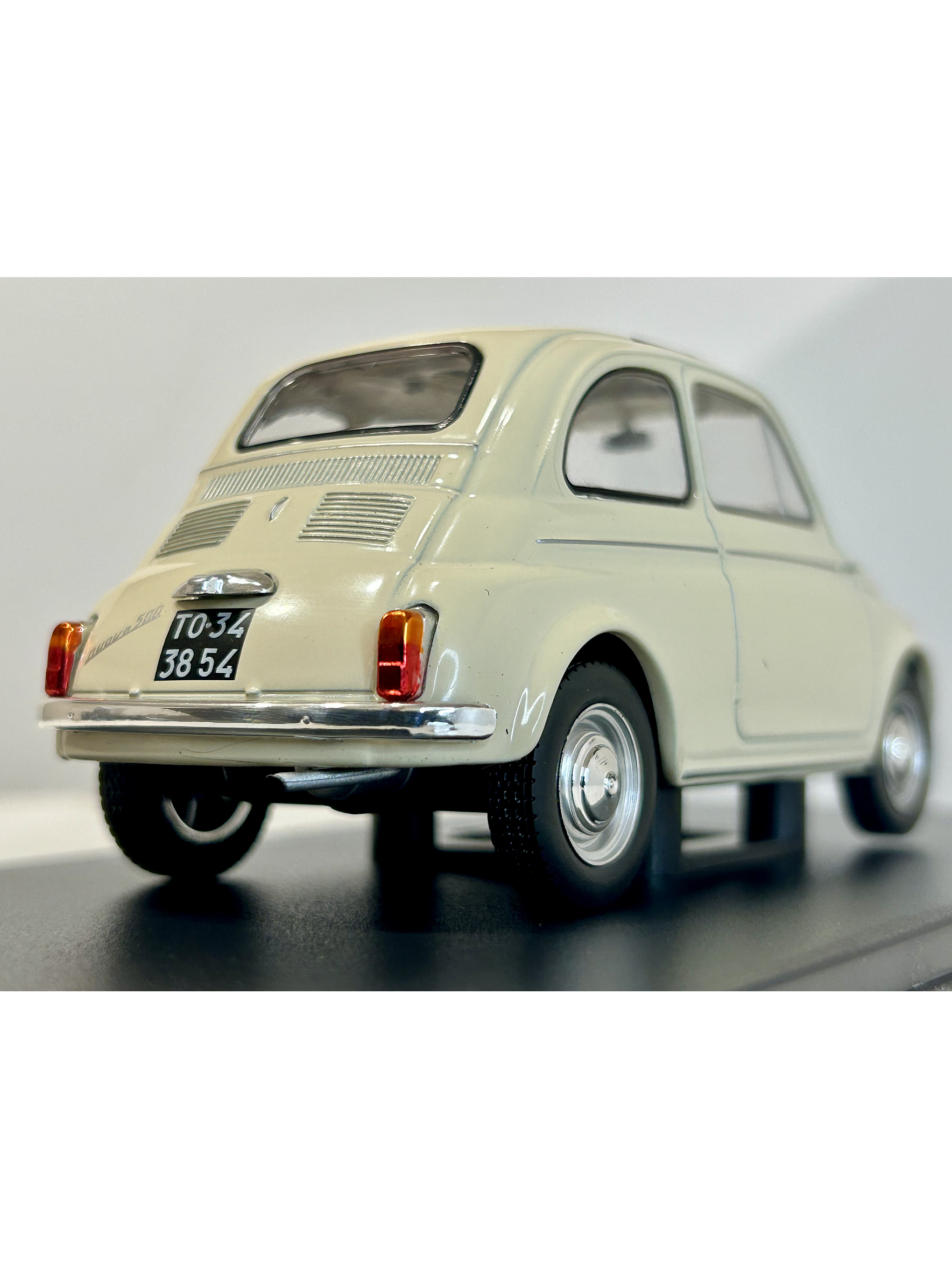 Fiat 500D 1960 beige claro 1:24 – Citycar italiano clásico con techo de lona y placas Torino 5