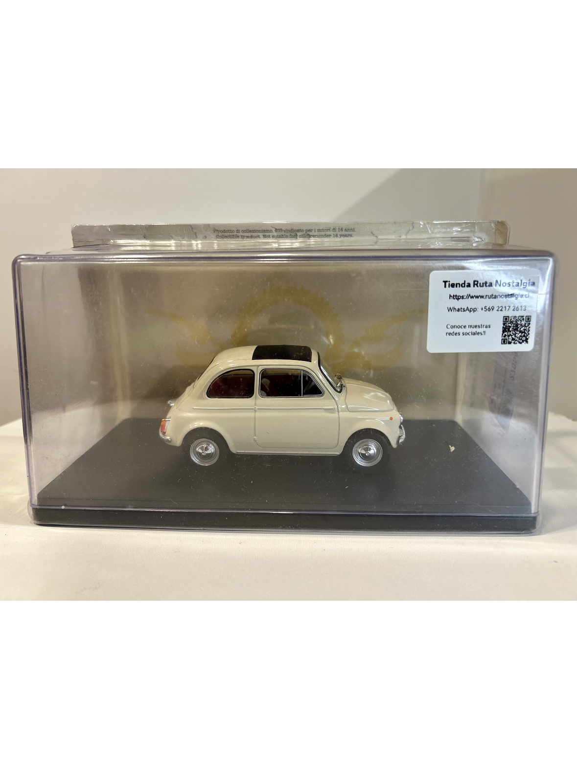Fiat 500D 1960 beige claro 1:24 – Citycar italiano clásico con techo de lona y placas Torino 9