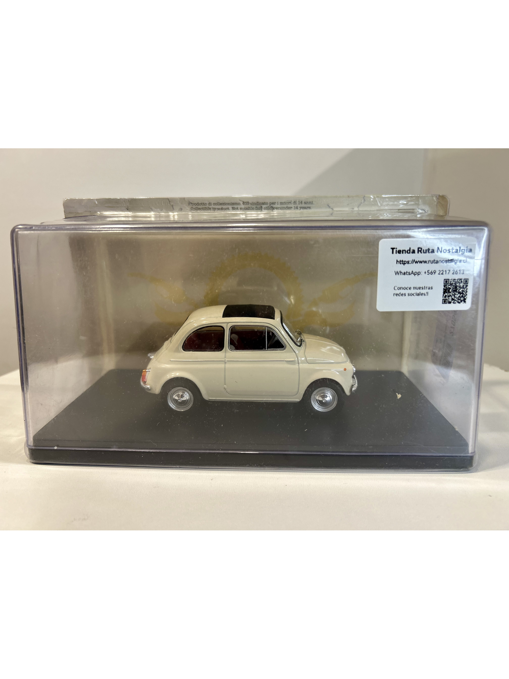 Fiat 500D 1960 beige claro 1:24 – Citycar italiano clásico con techo de lona y placas Torino 9