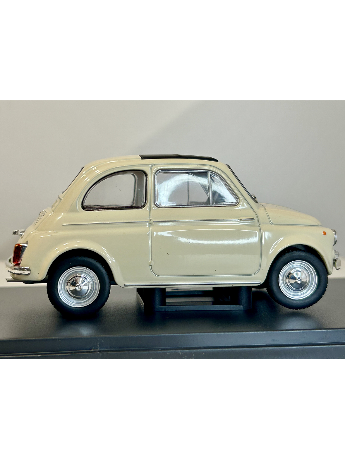 Fiat 500D 1960 beige claro 1:24 – Citycar italiano clásico con techo de lona y placas Torino 4