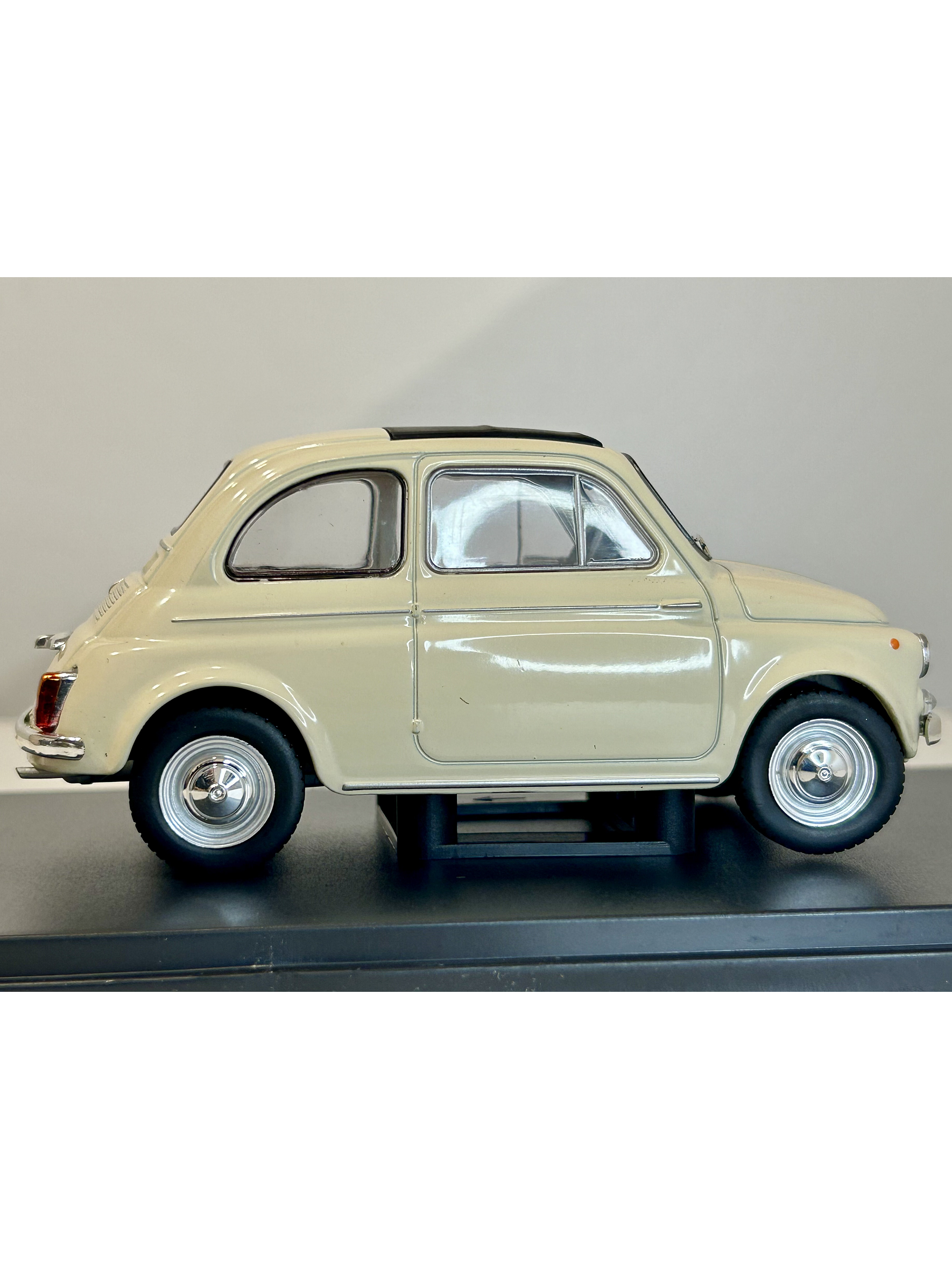 Fiat 500D 1960 beige claro 1:24 – Citycar italiano clásico con techo de lona y placas Torino 4