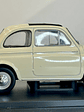 Fiat 500D 1960 beige claro 1:24 – Citycar italiano clásico con techo de lona y placas Torino - Miniatura 4