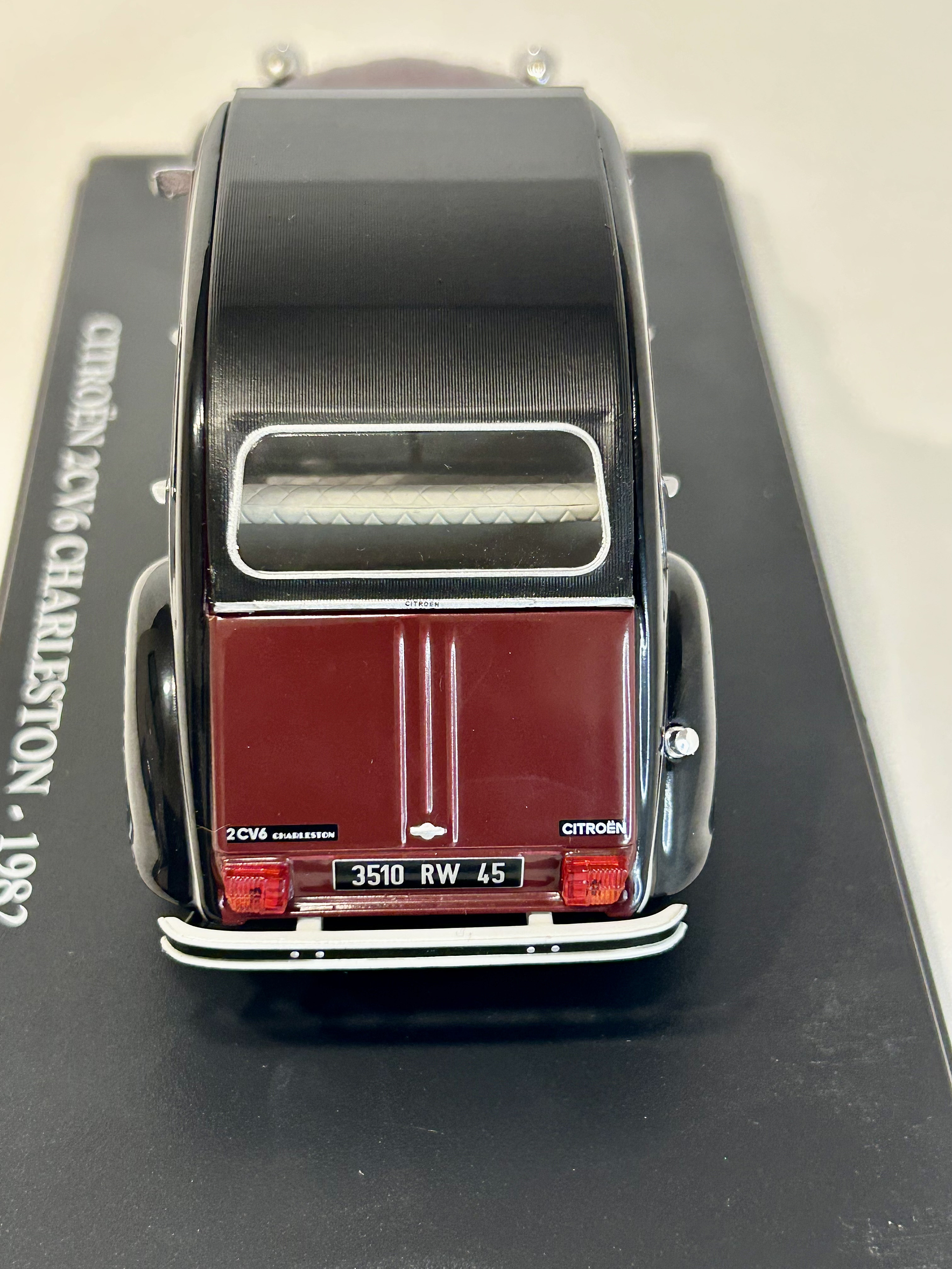 Citroën 2CV6 Charleston 1982 dark red/black – Fabbri Editori 1:24 | Clásico francés de dos tonos para coleccionistas 6