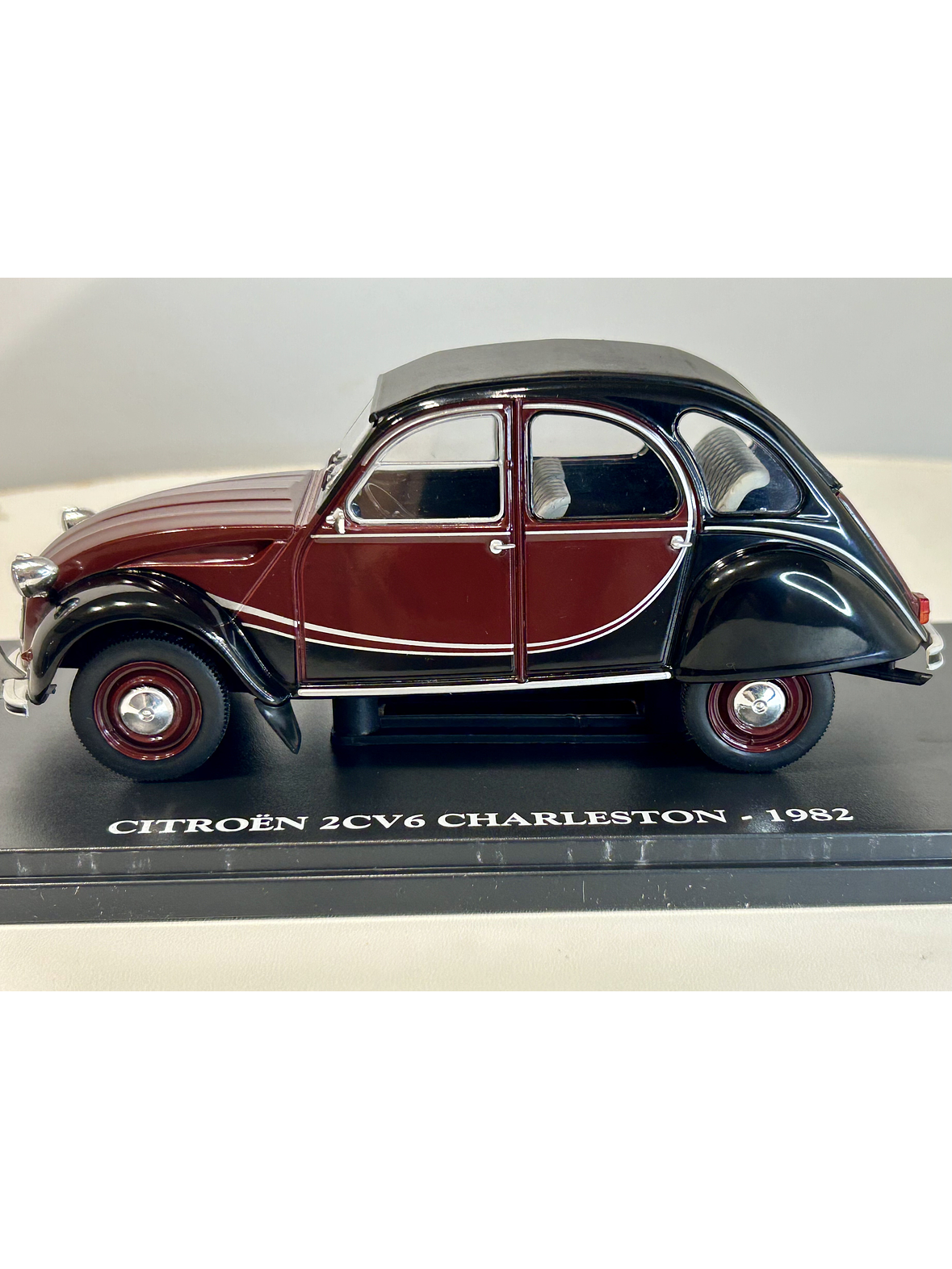 Citroën 2CV6 Charleston 1982 dark red/black – Fabbri Editori 1:24 | Clásico francés de dos tonos para coleccionistas 8