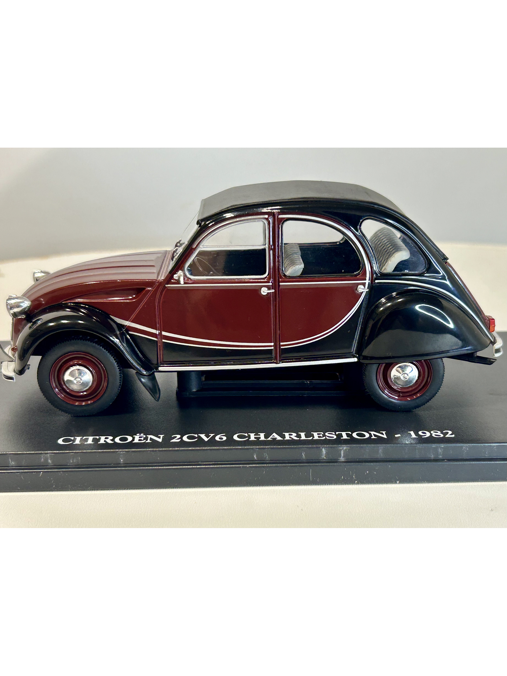 Citroën 2CV6 Charleston 1982 dark red/black – Fabbri Editori 1:24 | Clásico francés de dos tonos para coleccionistas 8