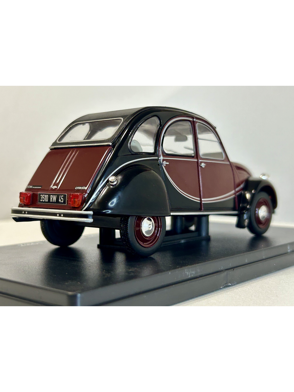 Citroën 2CV6 Charleston 1982 dark red/black – Fabbri Editori 1:24 | Clásico francés de dos tonos para coleccionistas 5