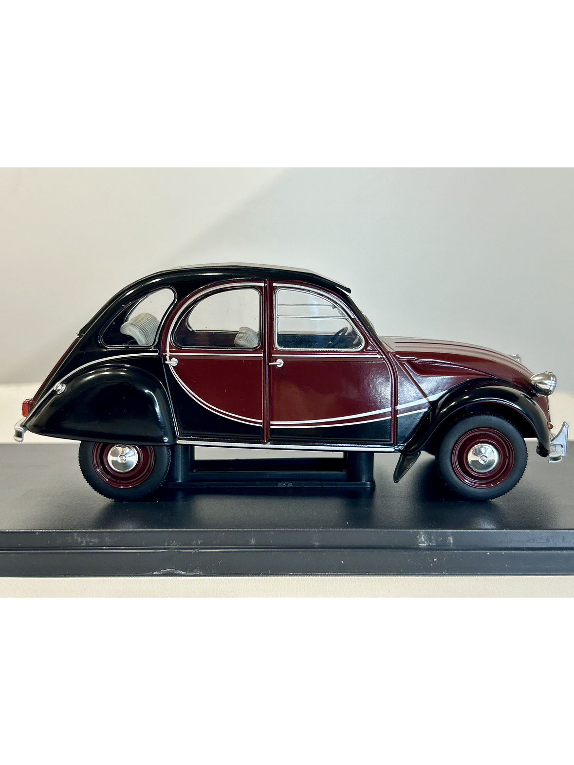 Citroën 2CV6 Charleston 1982 dark red/black – Fabbri Editori 1:24 | Clásico francés de dos tonos para coleccionistas 4