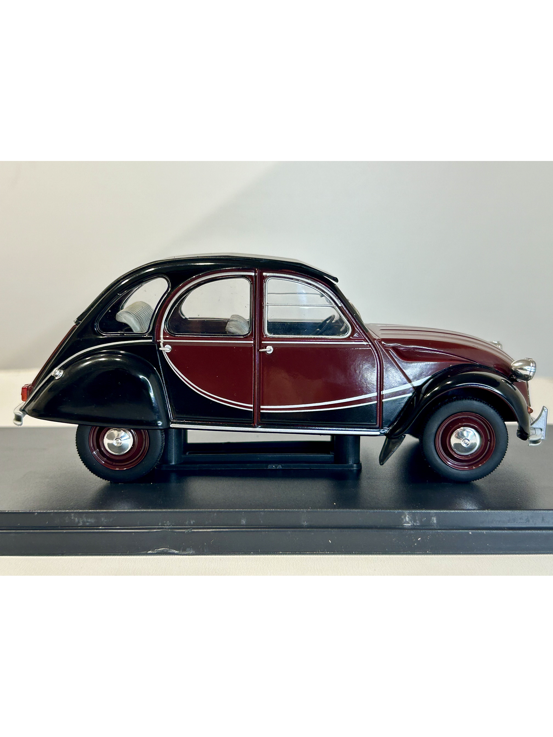 Citroën 2CV6 Charleston 1982 dark red/black – Fabbri Editori 1:24 | Clásico francés de dos tonos para coleccionistas 4