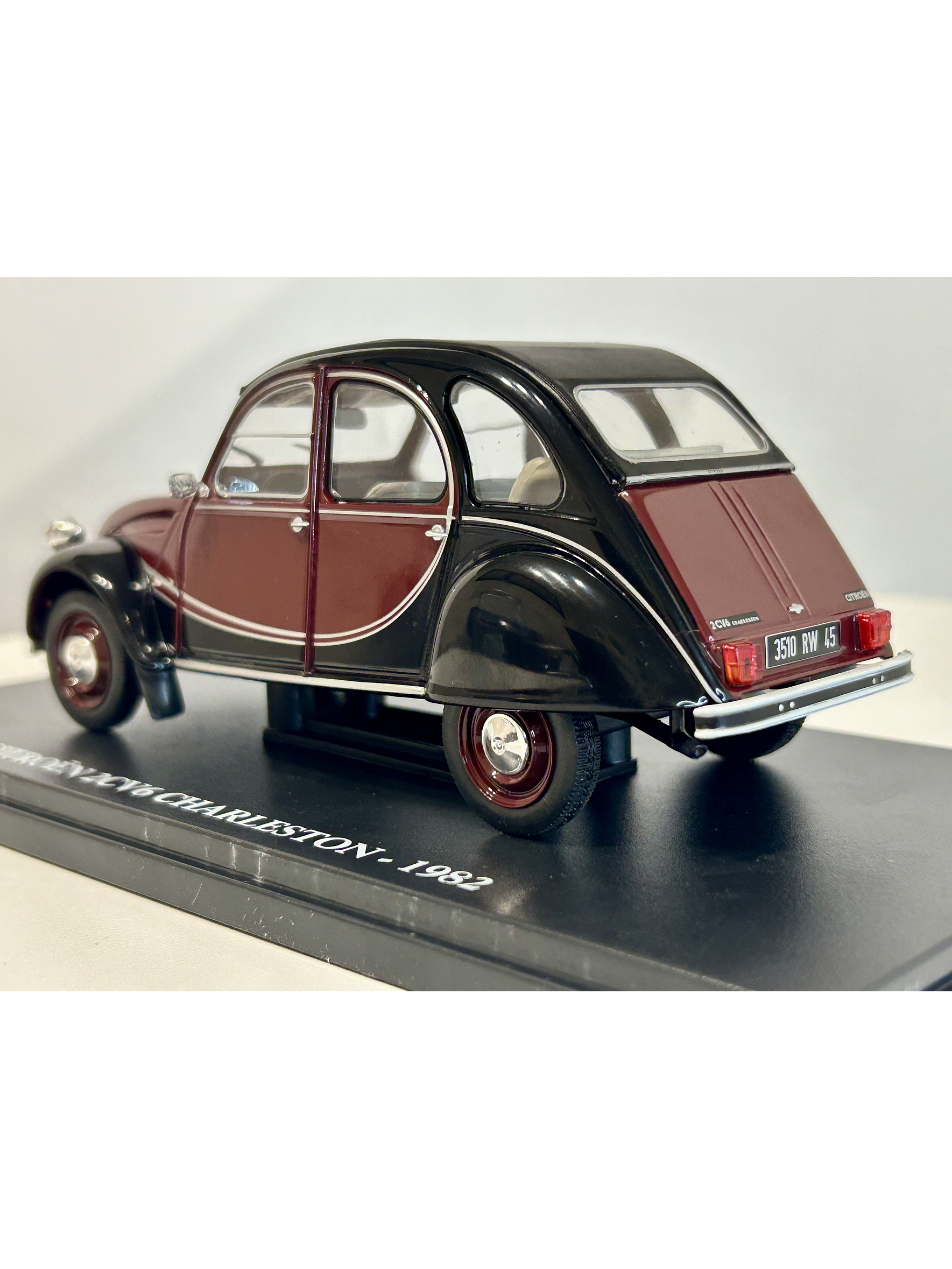 Citroën 2CV6 Charleston 1982 dark red/black – Fabbri Editori 1:24 | Clásico francés de dos tonos para coleccionistas 7