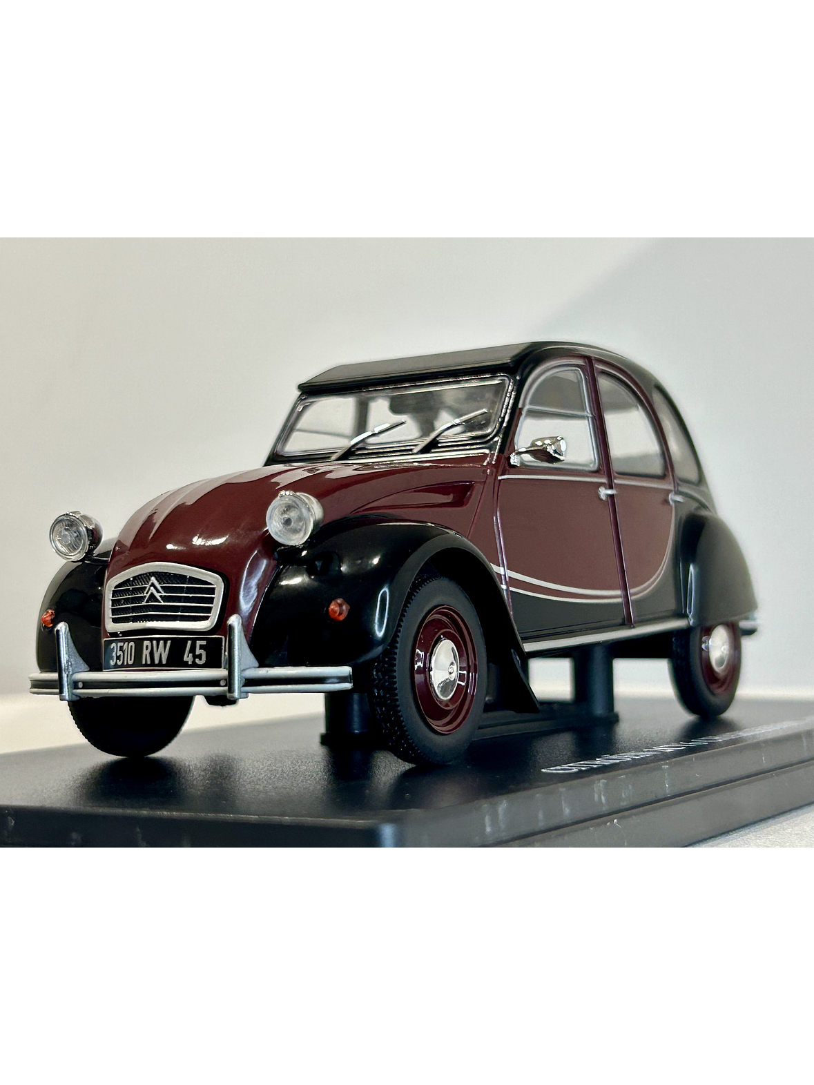 Citroën 2CV6 Charleston 1982 dark red/black – Fabbri Editori 1:24 | Clásico francés de dos tonos para coleccionistas 1
