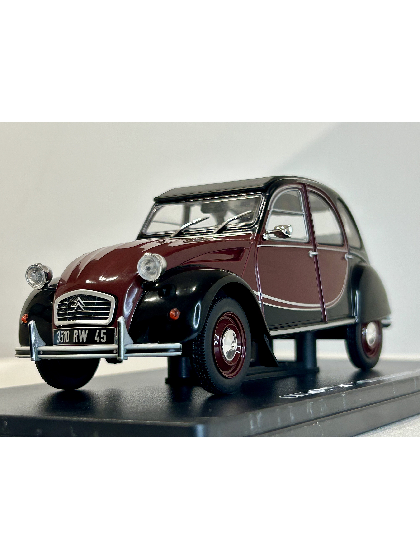 Citroën 2CV6 Charleston 1982 dark red/black – Fabbri Editori 1:24 | Clásico francés de dos tonos para coleccionistas 1