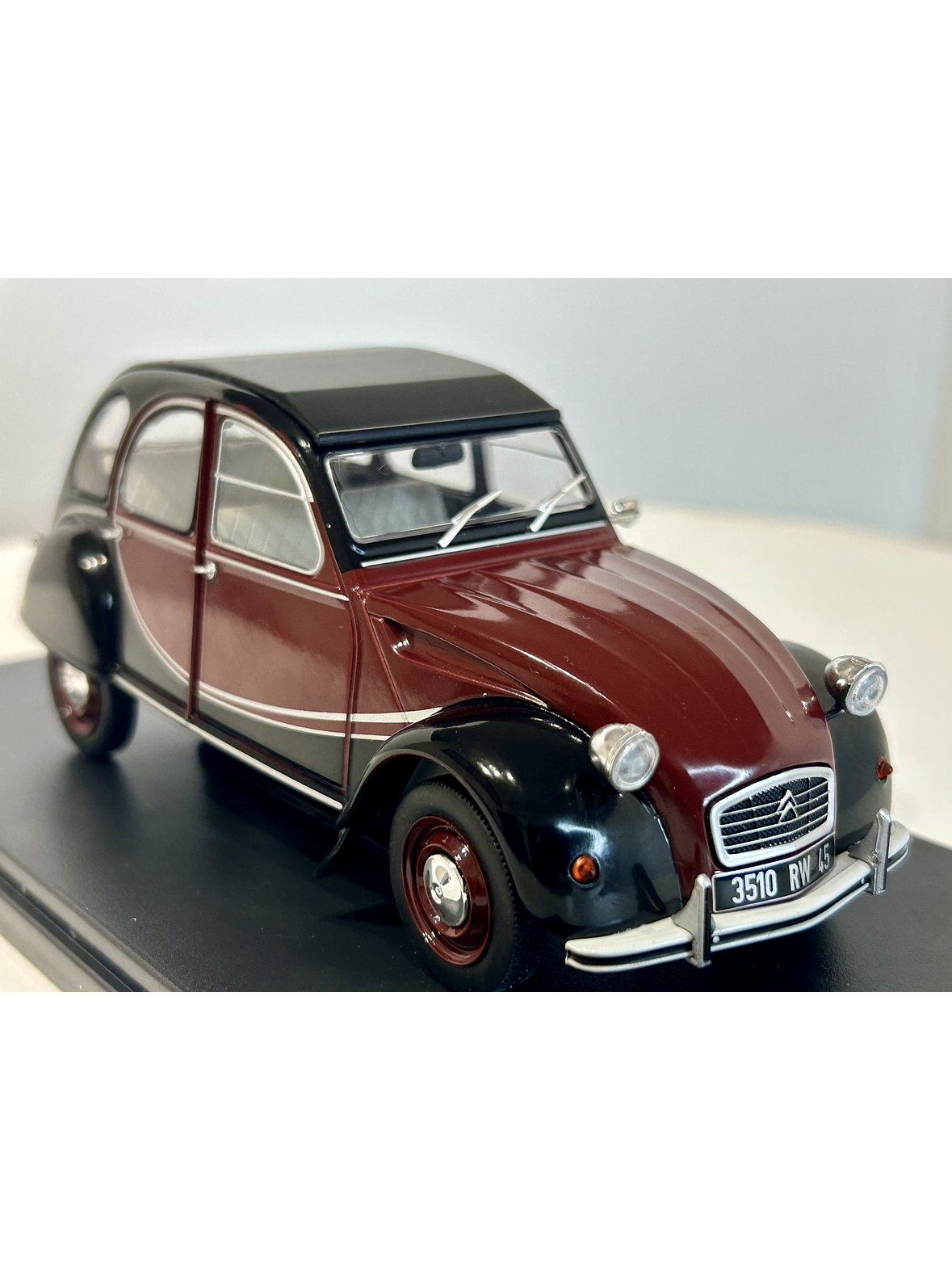 Citroën 2CV6 Charleston 1982 dark red/black – Fabbri Editori 1:24 | Clásico francés de dos tonos para coleccionistas 3