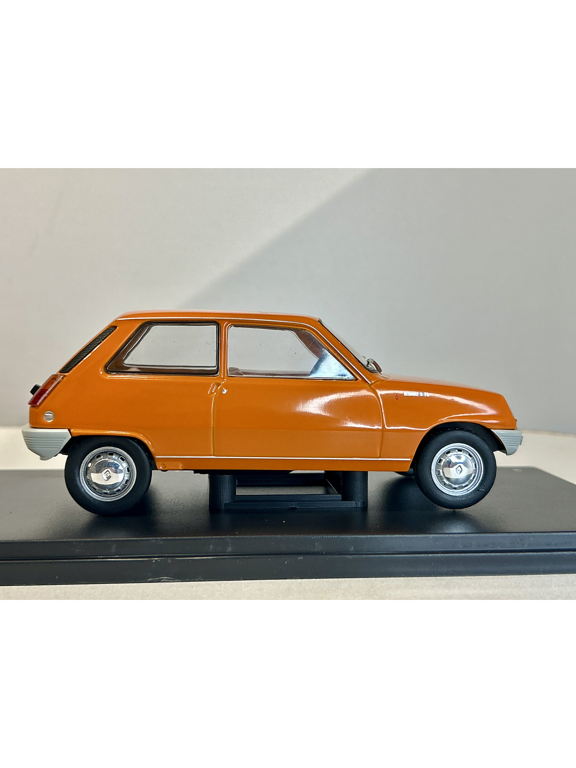 Renault 5 TL 1973 naranja 1:24 Fabbri Editori – Supermini francés icónico para coleccionistas 4