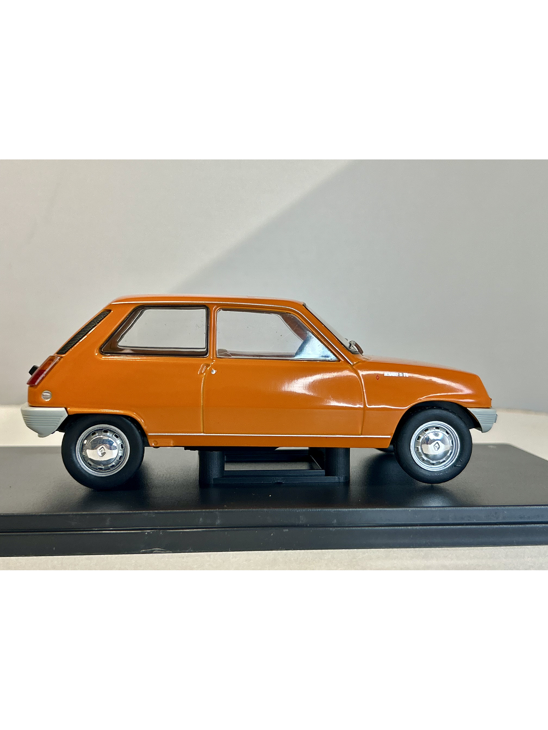 Renault 5 TL 1973 naranja 1:24 Fabbri Editori – Supermini francés icónico para coleccionistas 4