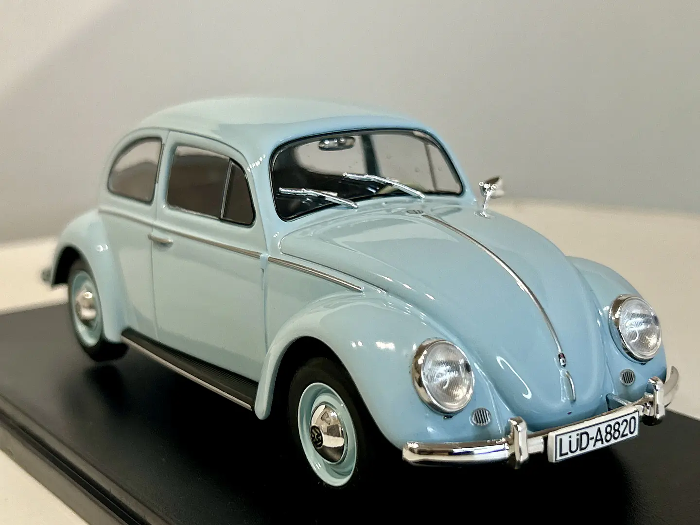 Auto Volkswagen Beetle 1200 1973 celeste 1:24 Fabbri Editori 3