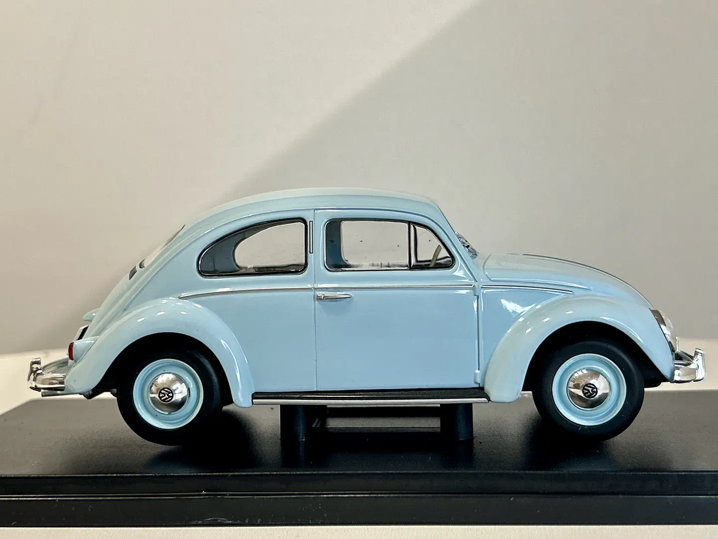Auto Volkswagen Beetle 1200 1973 celeste 1:24 Fabbri Editori 4
