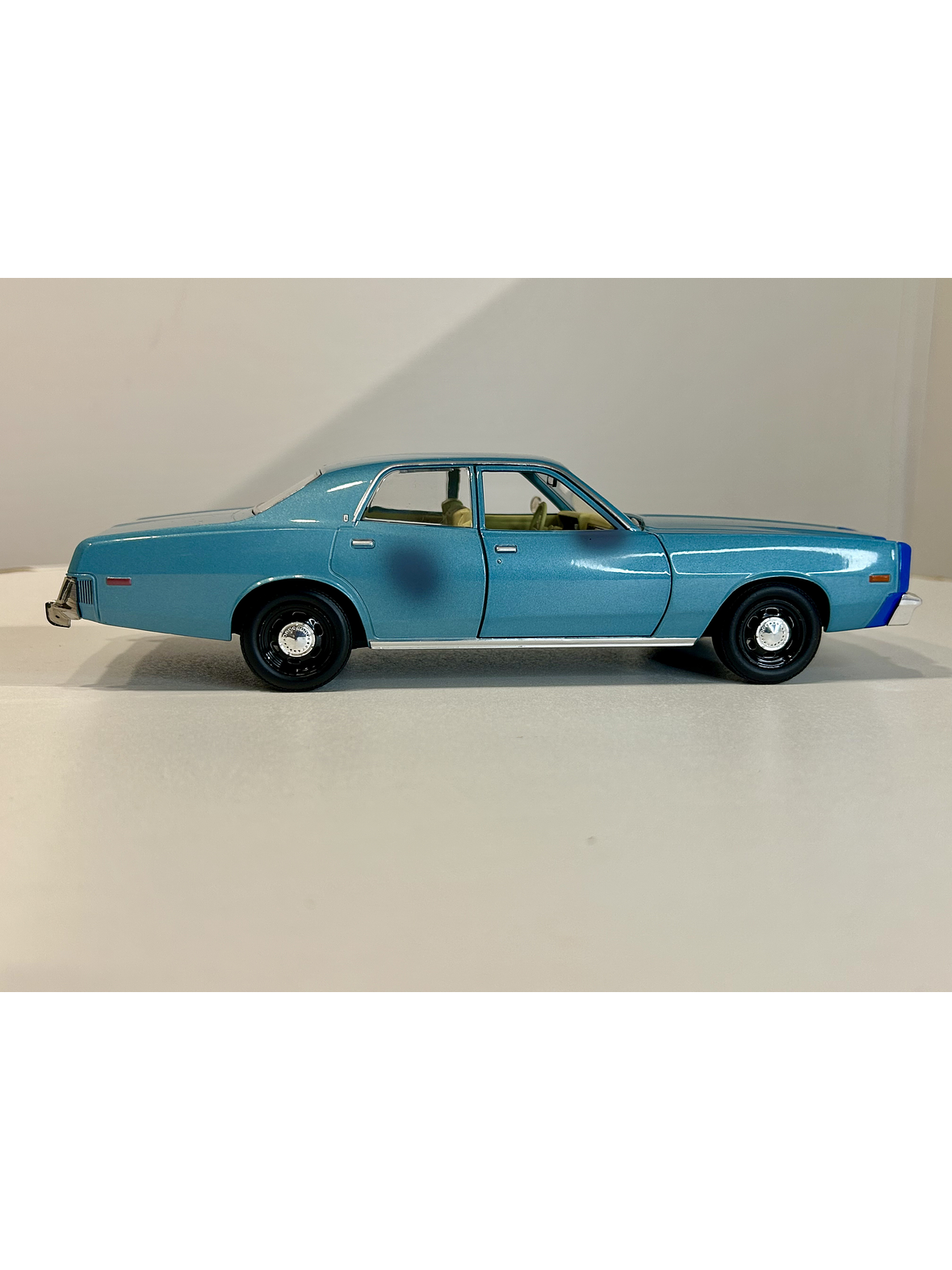 GreenLight Hollywood 1:24 Plymouth Fury “Hunter” 1977 azul claro – Sedán clásico B-body para coleccionistas en Chile 4