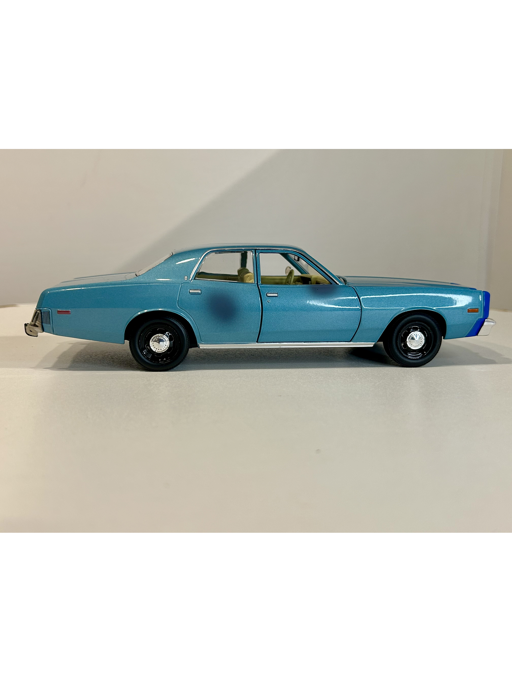 GreenLight Hollywood 1:24 Plymouth Fury “Hunter” 1977 azul claro – Sedán clásico B-body para coleccionistas en Chile 4