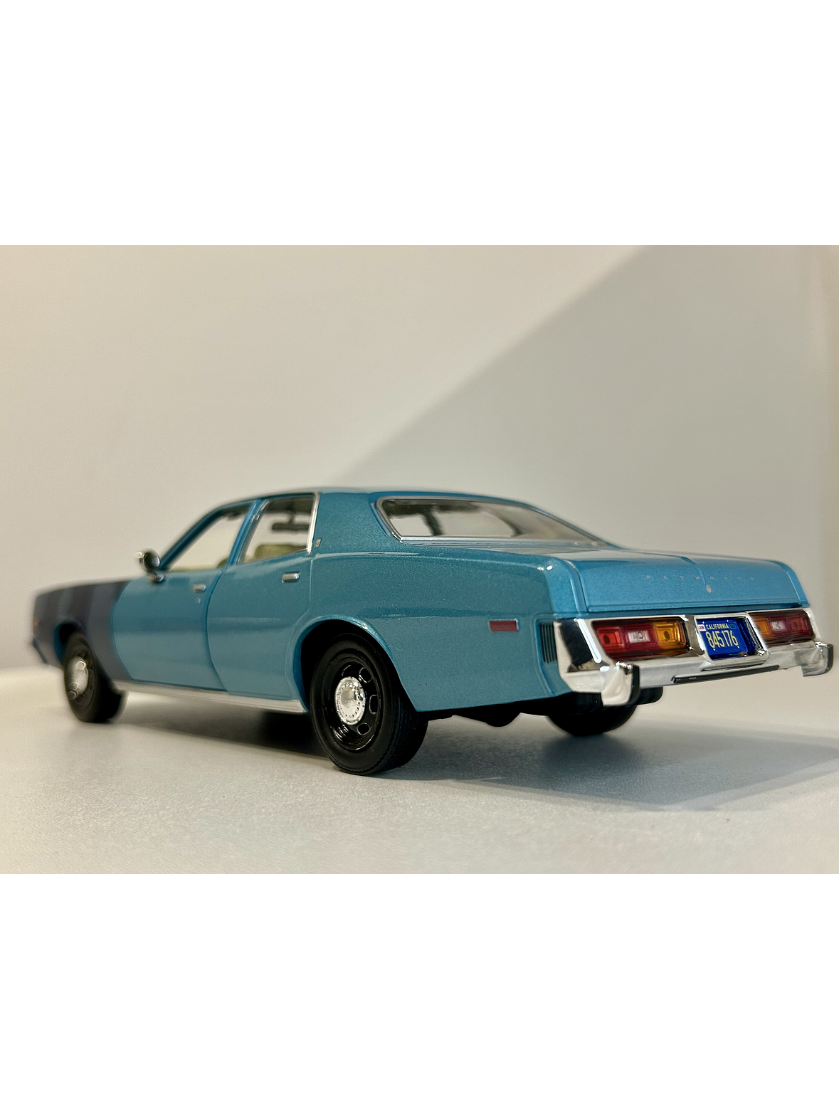 GreenLight Hollywood 1:24 Plymouth Fury “Hunter” 1977 azul claro – Sedán clásico B-body para coleccionistas en Chile 7