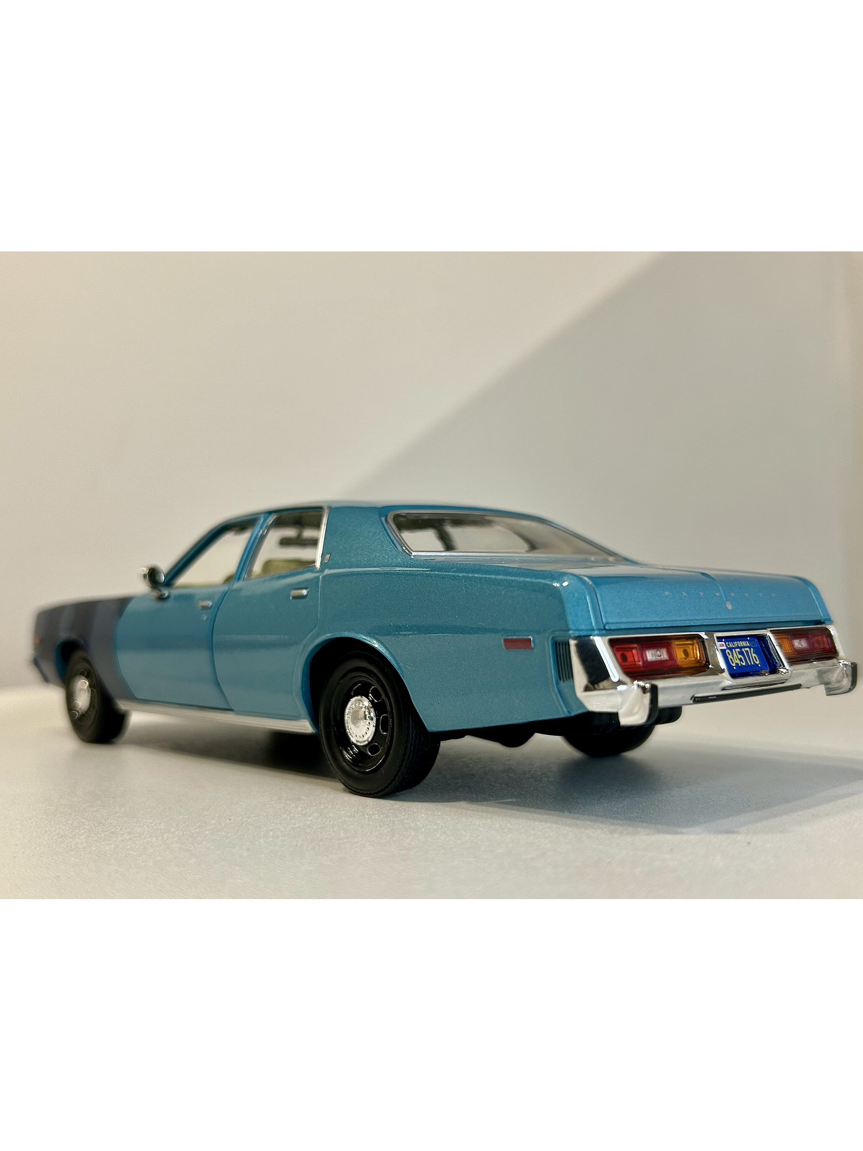 GreenLight Hollywood 1:24 Plymouth Fury “Hunter” 1977 azul claro – Sedán clásico B-body para coleccionistas en Chile 7