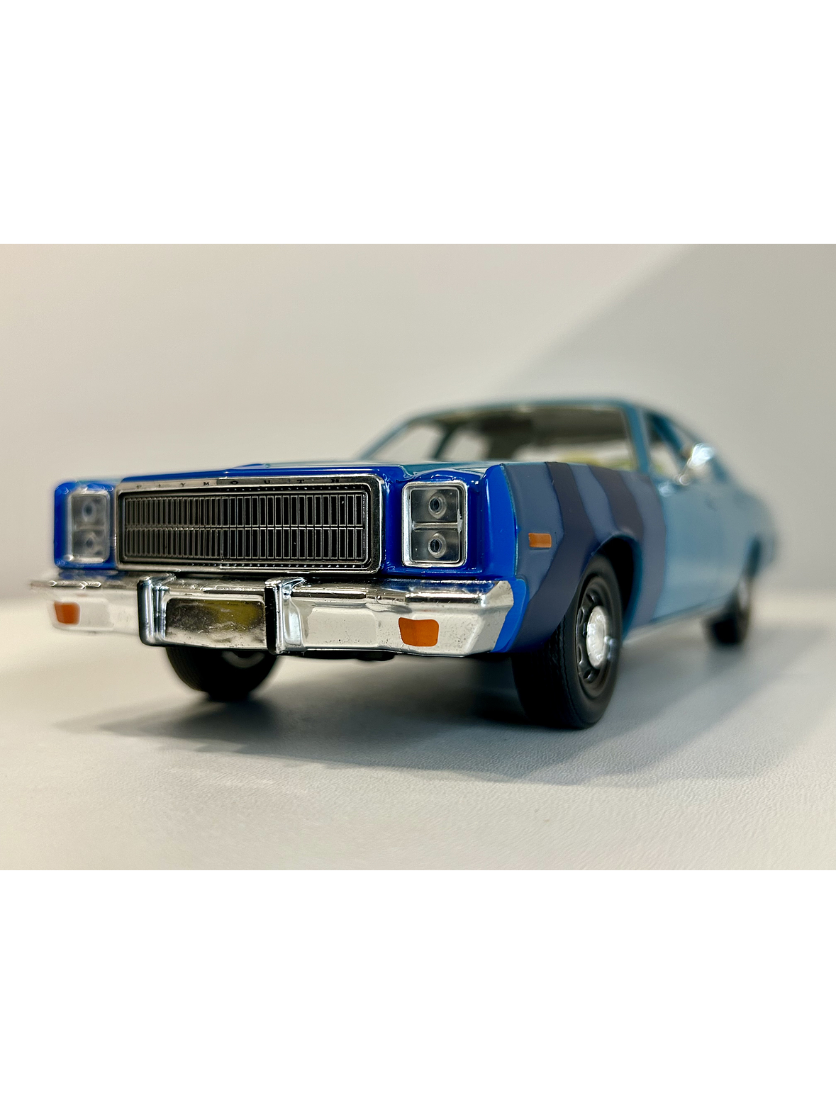 GreenLight Hollywood 1:24 Plymouth Fury “Hunter” 1977 azul claro – Sedán clásico B-body para coleccionistas en Chile 1
