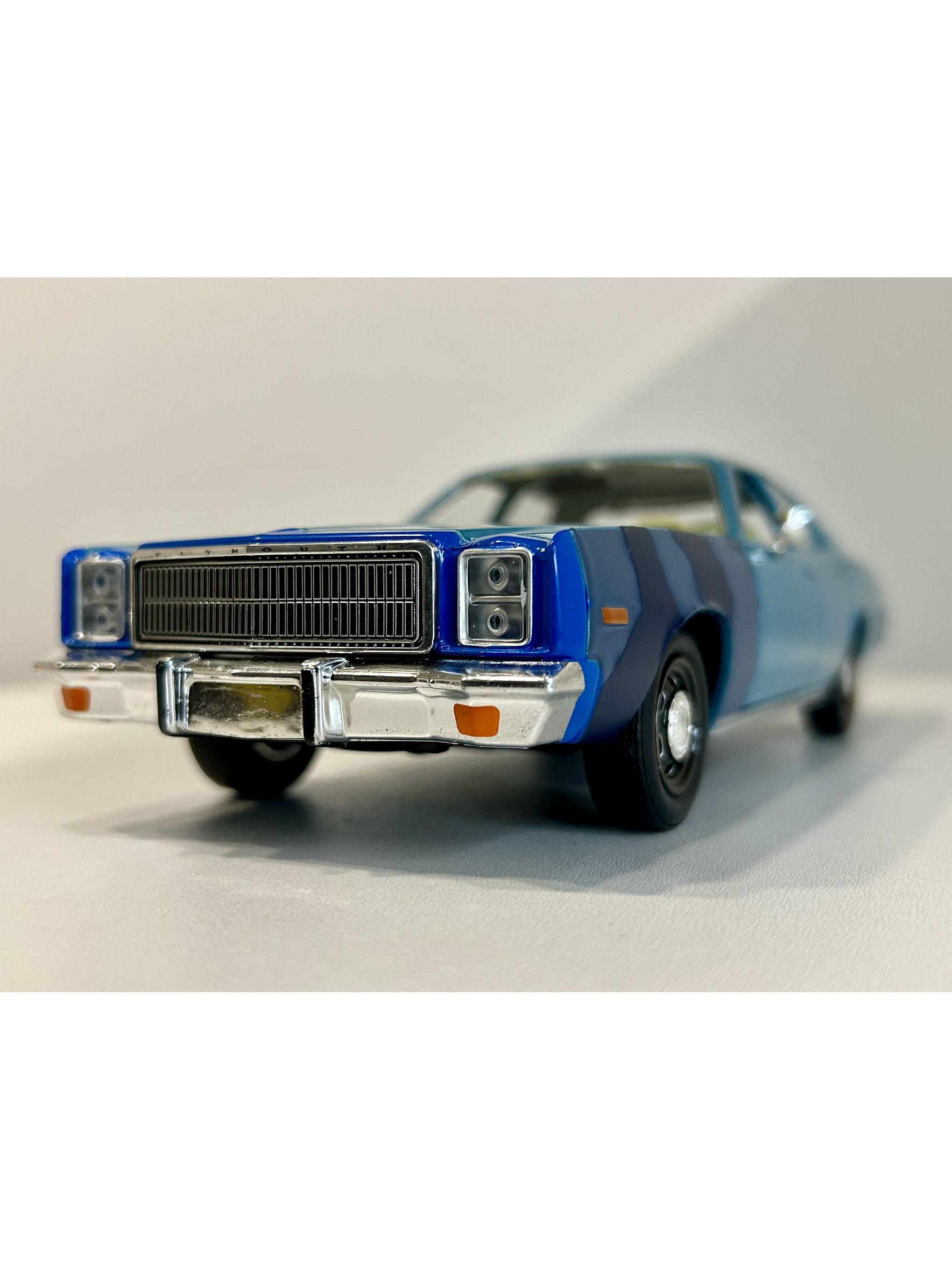 GreenLight Hollywood 1:24 Plymouth Fury “Hunter” 1977 azul claro – Sedán clásico B-body para coleccionistas en Chile 1