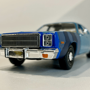 GreenLight Hollywood 1:24 Plymouth Fury “Hunter” 1977 azul claro – Sedán clásico B-body para coleccionistas en Chile