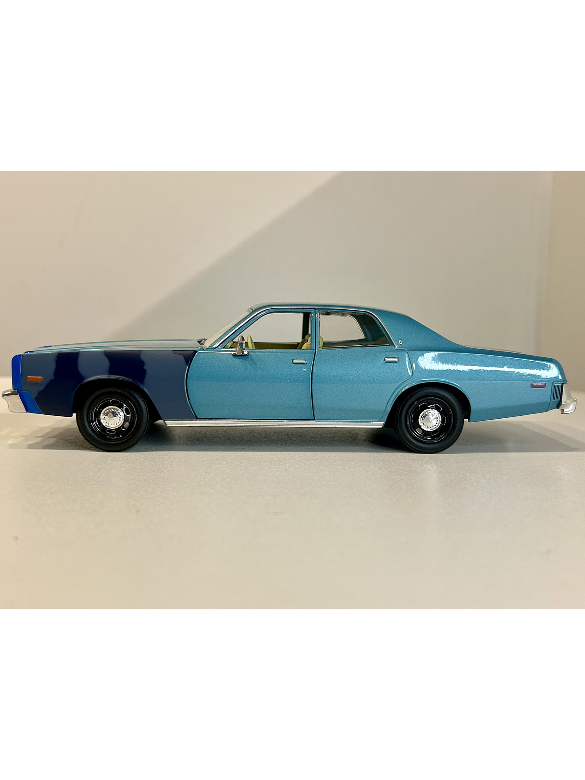 GreenLight Hollywood 1:24 Plymouth Fury “Hunter” 1977 azul claro – Sedán clásico B-body para coleccionistas en Chile 9