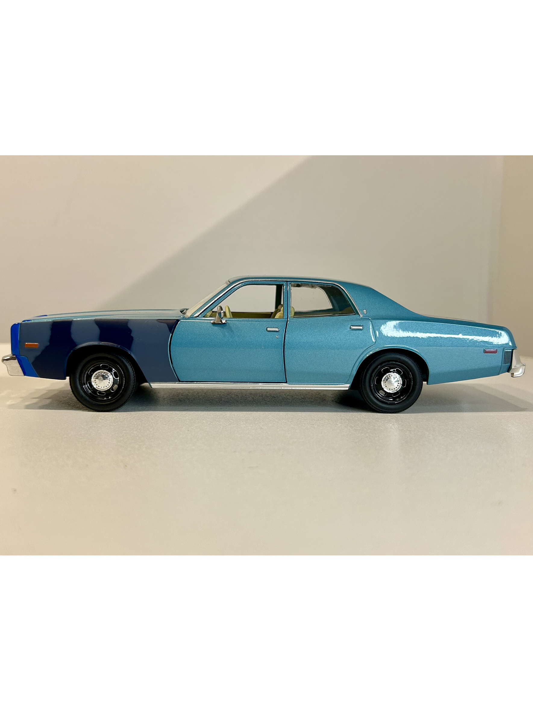 GreenLight Hollywood 1:24 Plymouth Fury “Hunter” 1977 azul claro – Sedán clásico B-body para coleccionistas en Chile 9
