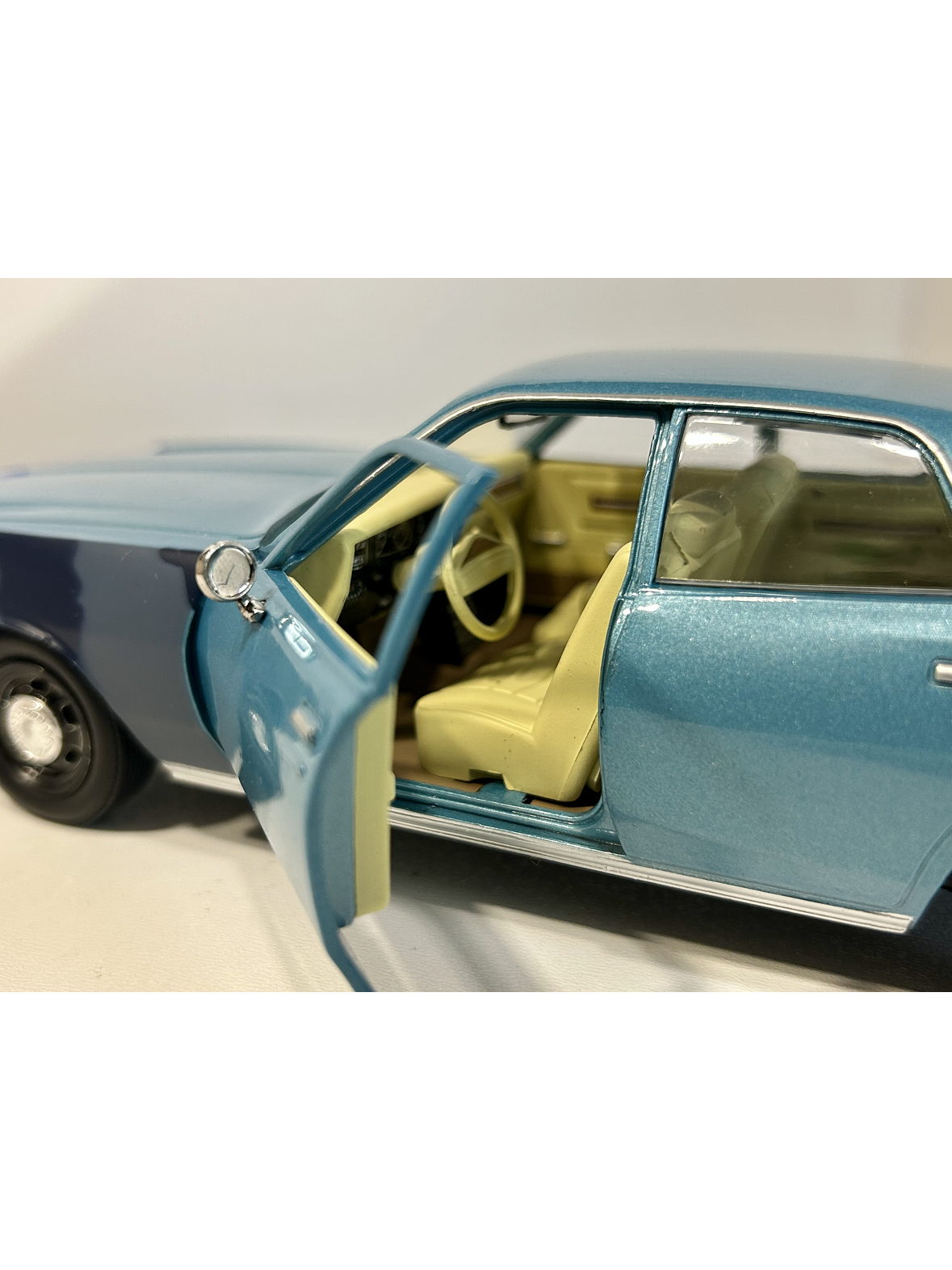 GreenLight Hollywood 1:24 Plymouth Fury “Hunter” 1977 azul claro – Sedán clásico B-body para coleccionistas en Chile 8