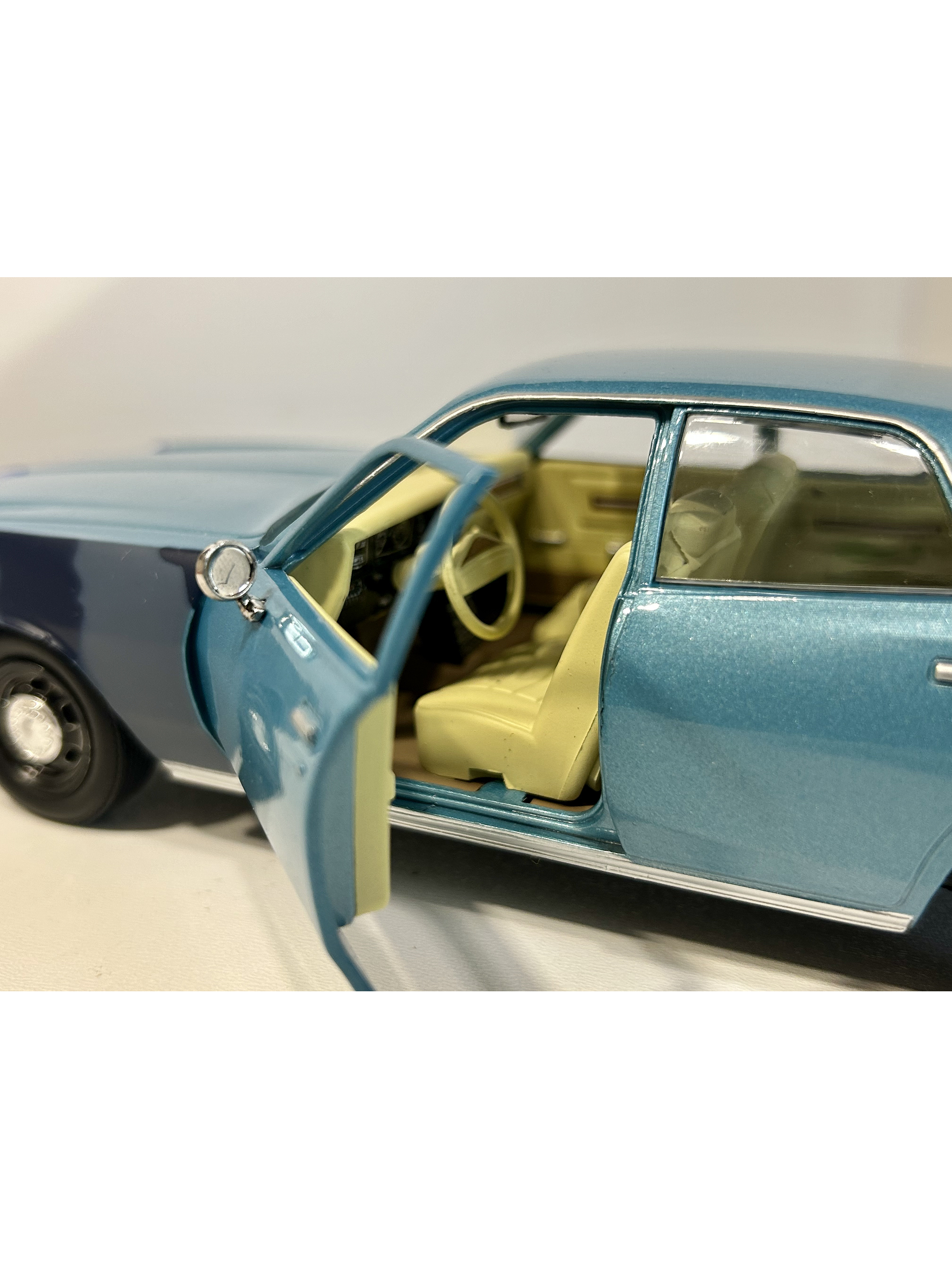 GreenLight Hollywood 1:24 Plymouth Fury “Hunter” 1977 azul claro – Sedán clásico B-body para coleccionistas en Chile 8