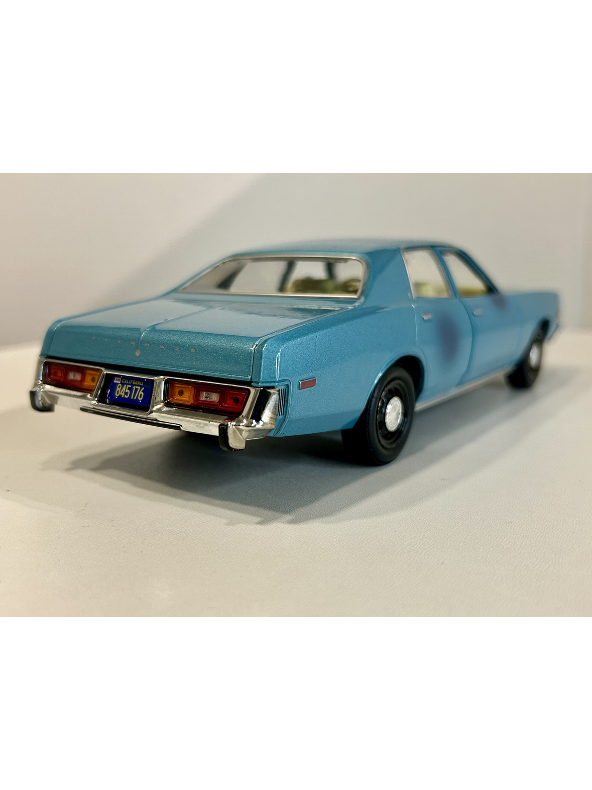 GreenLight Hollywood 1:24 Plymouth Fury “Hunter” 1977 azul claro – Sedán clásico B-body para coleccionistas en Chile 5