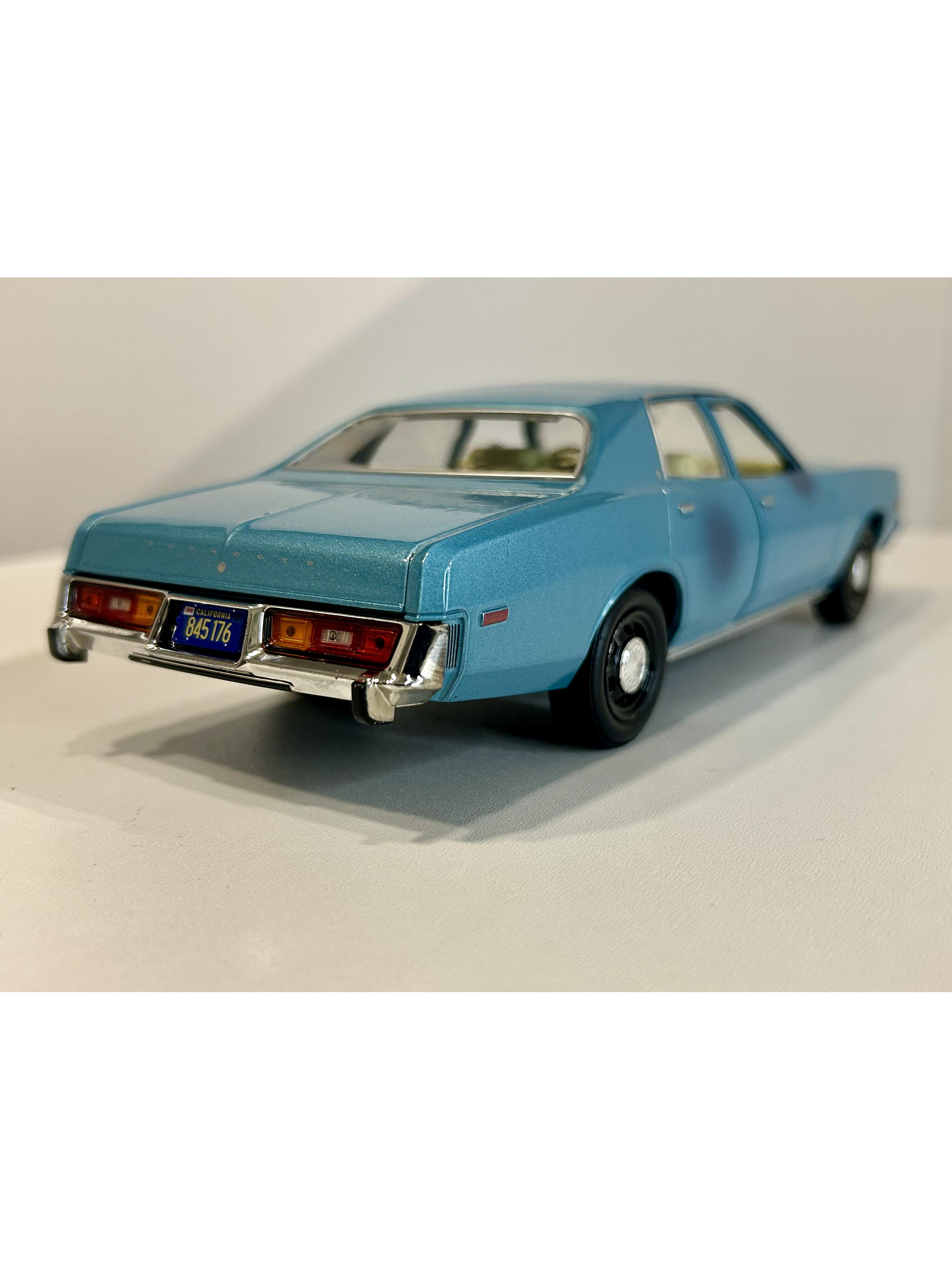GreenLight Hollywood 1:24 Plymouth Fury “Hunter” 1977 azul claro – Sedán clásico B-body para coleccionistas en Chile 5