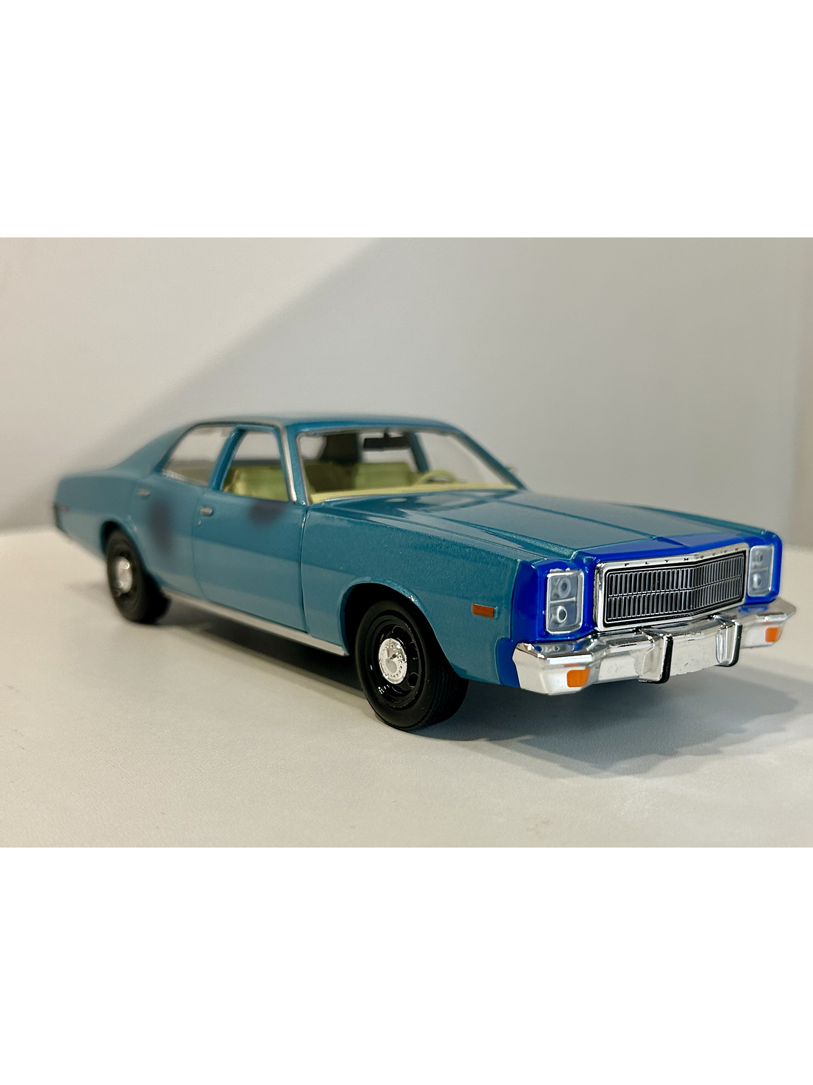 GreenLight Hollywood 1:24 Plymouth Fury “Hunter” 1977 azul claro – Sedán clásico B-body para coleccionistas en Chile 3