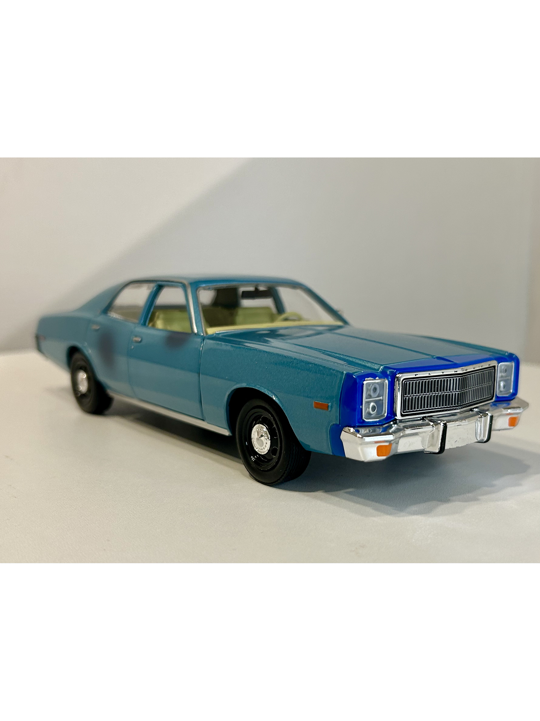 GreenLight Hollywood 1:24 Plymouth Fury “Hunter” 1977 azul claro – Sedán clásico B-body para coleccionistas en Chile 3